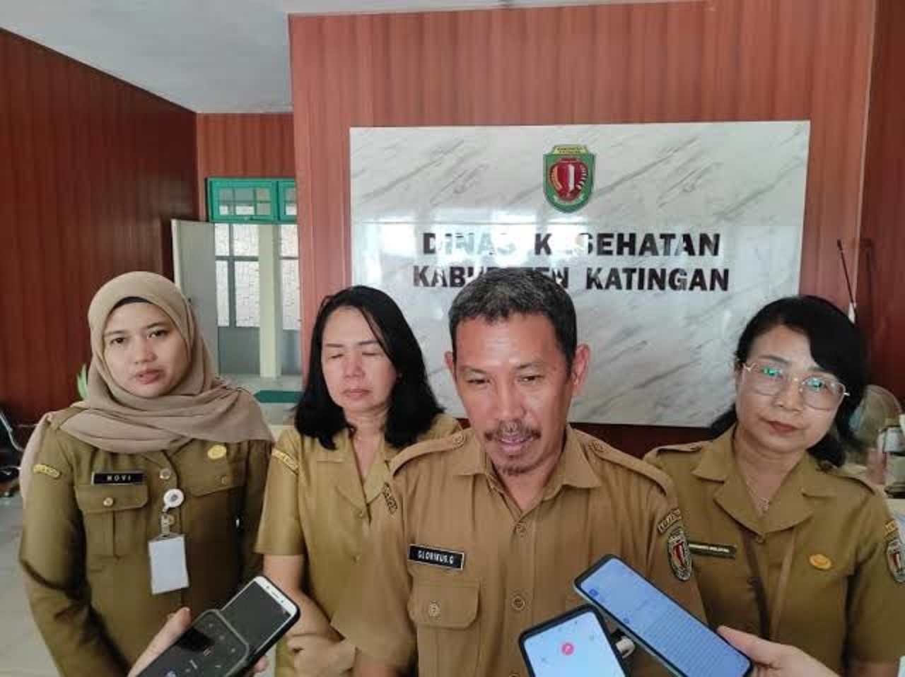 MENJELASKAN: Kepala Dinas Kesehatan Kabupaten Katingan Glorikus dan staf saat diwawancarai, baru-baru tadi, (11/10).