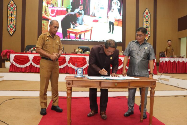 USULKAN KE PEMPROV: Ketua sementara DPRD Katingan Yudea Pratidina ketika melakukan penandatanganan pada paripurna pengusulan unsur pimpinan legislatif, belum lama ini.