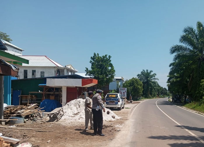 OLAH TKP: Lokasi tempat lakalantas di kilometer 27 Jalan HM Arsyad, wilayah Desa Bagendang Kecamatan Mentaya Hilir Utara, Kotim.