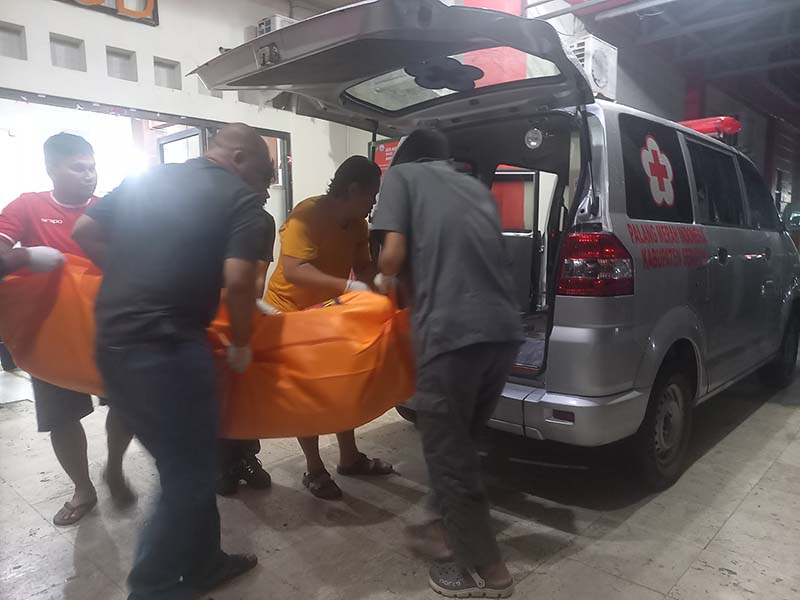 DIDALAMI POLISI: Jenazah ibu dan anak yang diduga jadi korban pembunuhan saat akan dibawa ke RSUD dr Murjani, Sampit untuk autopsi, Jumat (11/10), sekitar pukul 00.29 WIB. (M RIFANI/RADAR SAMPIT)