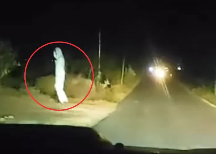 PENAMPAKAN: Potret pocong di Jalan KUA Lasem turut Desa Dasun yang direkam pengguna jalan pada Senin (7/10) malam. (INSTAGRAM @INFOSEPUTARLASEM)