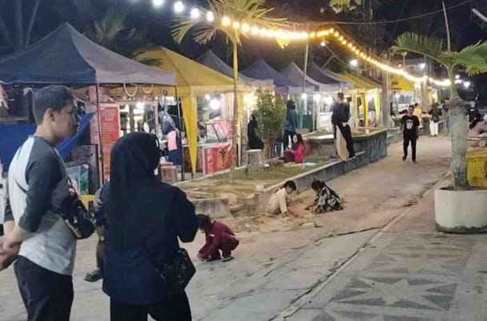 Suasana pusat kuliner Istana Kuning setelah pindah tempat nampak sepi dari pembeli