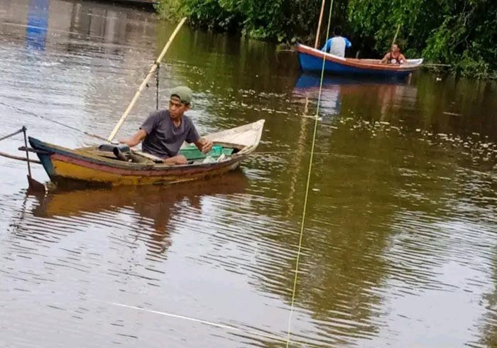MEMANCING: Warga tengah memancing ikan di Sungai Kapuas.