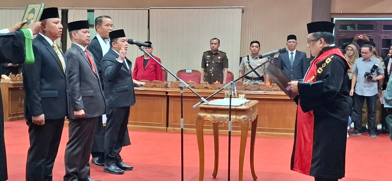 RESMI : Prosesi pengambilan sumpah dan janji pada pelantikan pimpinan DPRD Kotim untuk periode 2024-2029, Senin (14/10).