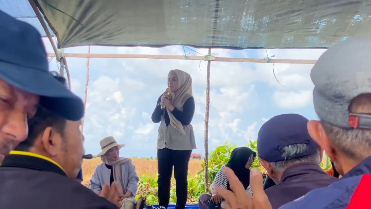 PERTANIAN: Iswanti saat menemui para petani, menurutnya Kuala Pembuang layak mendapat perhatian di bidang pertanian untuk mewujudkan Seruyan lumbung pangan.