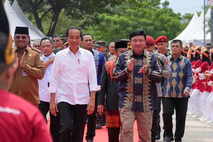 MERESMIKAN: Presiden RI Joko Widodo bersama Kepala BIN Budi Gunawan saat akan meresmikan Gedung Amanah di Aceh.