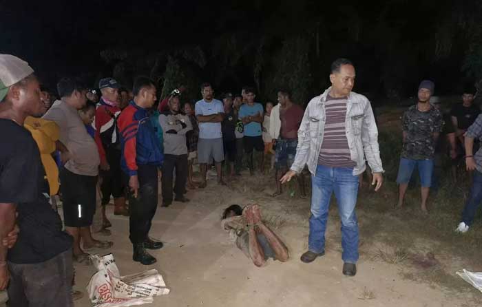 PELAKU PEMBUNUHAN: Polisi saat membekuk tersangka pembunuhan di Desa Belimbing Kecamatan Long Ikis, Minggu (14/10/2024).(Polsek untuk KALTIM POST)
