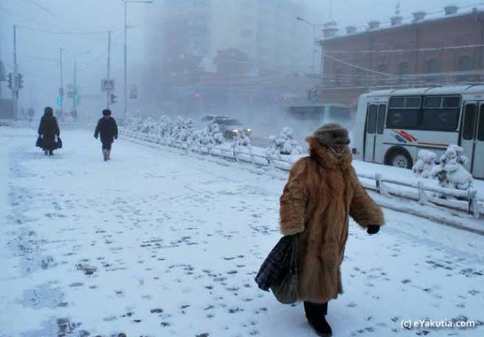 DINGIN EKSTREM: Penduduk lokal Yakutsk di musim dingin yamg ekstrem.