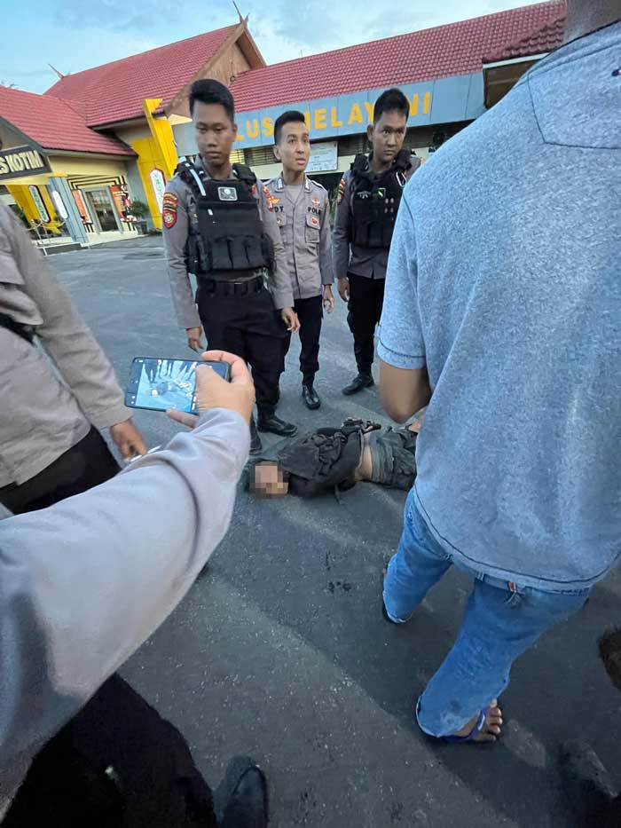 BEGAL : Pelaku begal saat diamankan di Mapolres Kotim, Rabu (16/10/2024) petang. ISTIMEWA/RADAR SAMPIT