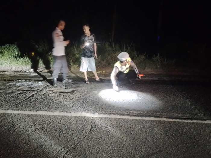 OLAH TKP : Unit Gakkum Satlantas Polres Kotim olah TKP kecelakaan di Jalan HM Arsyad, Desa Bengkuang, Kecamatan MB Ketapang, Sampit, Rabu (16/10/2024) malam. ISTIMEWA/RADAR SAMPIT
