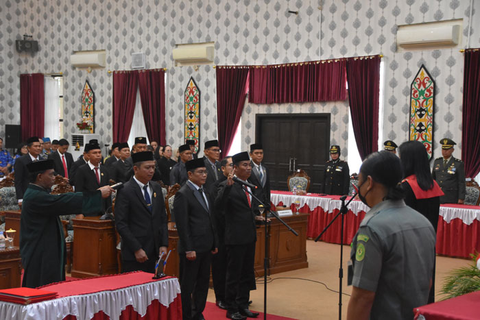 RESMI: Tiga orang pimpinam DPRD Kabupaten Katingan ketika mengucap sumpah dan janji jabatan untuk periode 2024-2025 di ruang paripurna,  belum lama ini.