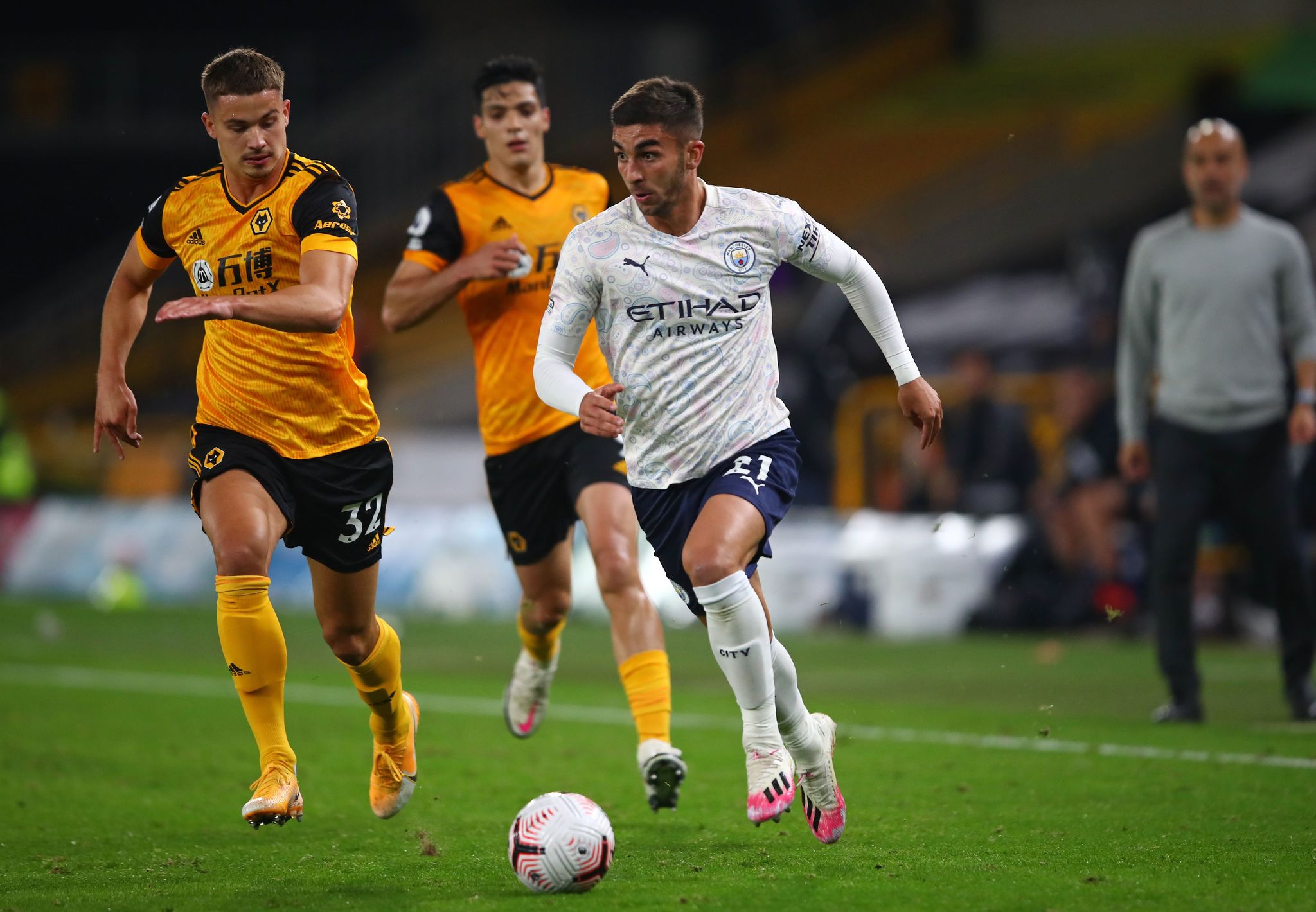 TAK ANGGAP REMEH: Pertemuan pemain Manchester City dengan pemain Wolves pada musim lalu kompetisi Liga Inggris.