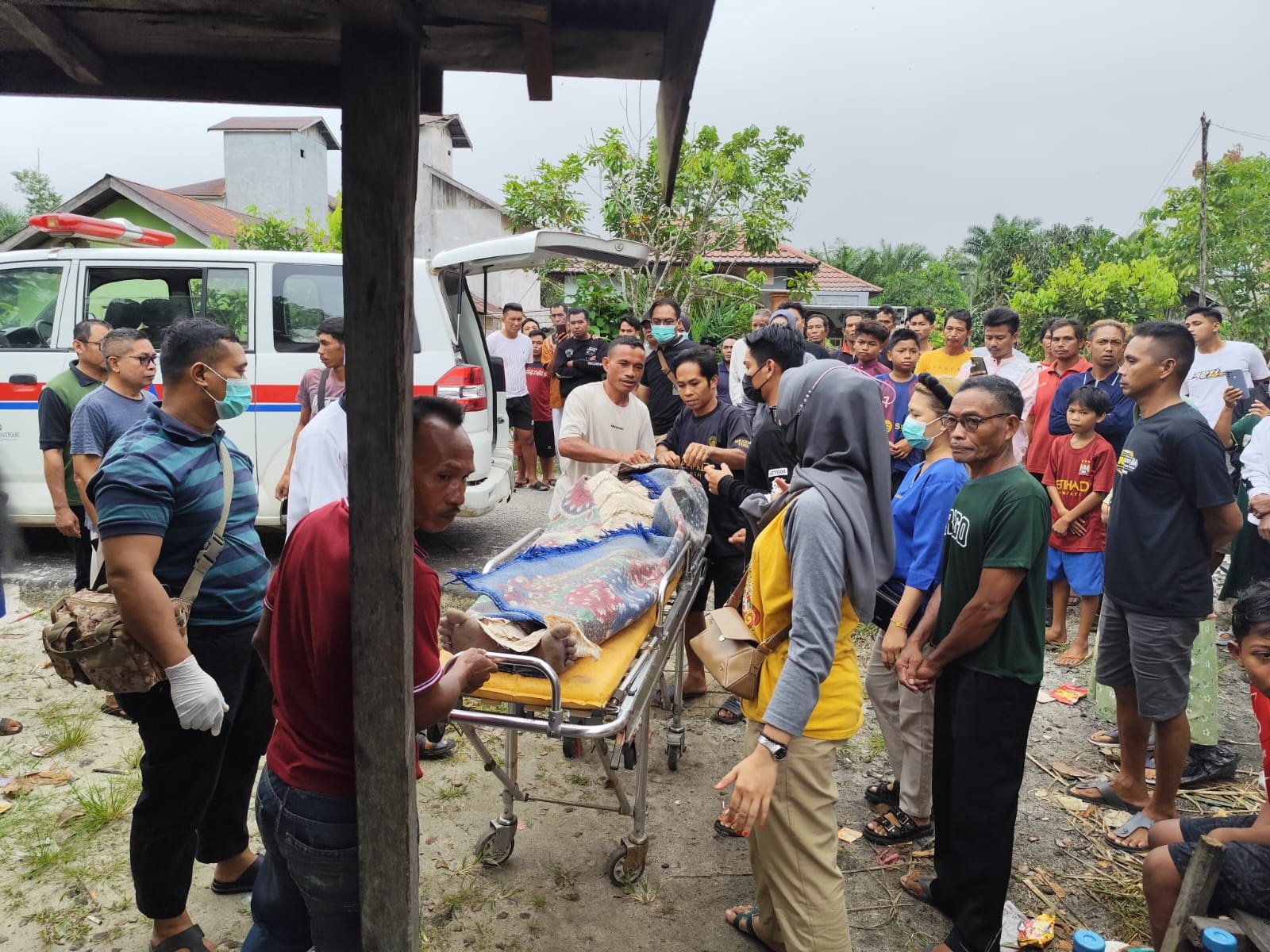 TRAGIS: Petugas Polisi dan Puskesmas saat mengevakuasi jasad pria yang ditemukan mengakhiri hidupnya dengan gantung diri di dalam sebuah warung,  di Desa Bagendang Permai, Kecamatan MHU, Kotim.