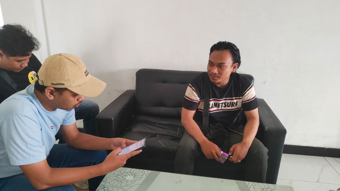 RESAH: Warga saat melapor ke kantor Polsek Baamang atas penyerangan dua pria bersenjata tajam, Sabtu (19/10) siang