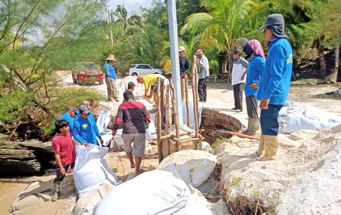 Masyarakat Desa Keraya dan Dinas PUPR bahu membahu melakukan penanganan abrasi dengan pengisian Geobag dengan material pasir di titik abrasi, Sabtu (19/10) (IST/RADAR PANGKALAN BUN )