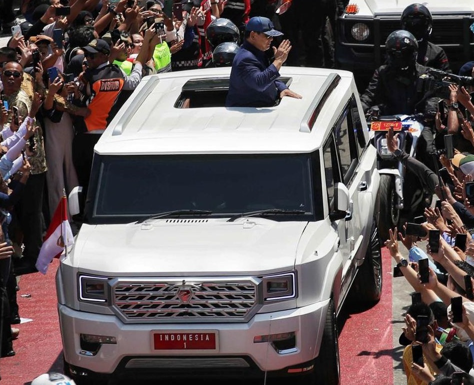 MOBIL BARU: Presiden RI ke 8, Prabowo Subianto saat berada di atas kendaraan