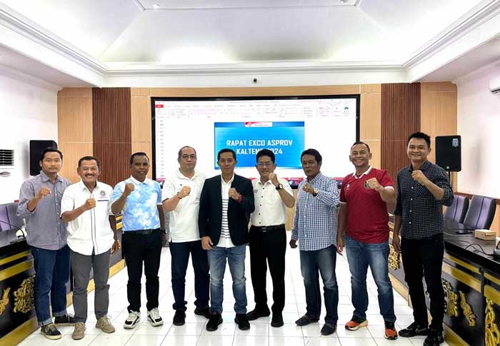 GELAR RAPAT: Sekretaris PSSI Kalteng Sigit Widodo (lima dari kiri) dan Exco PSSI Kalteng berfoto bersama usai rapat terkait agenda PSSI.