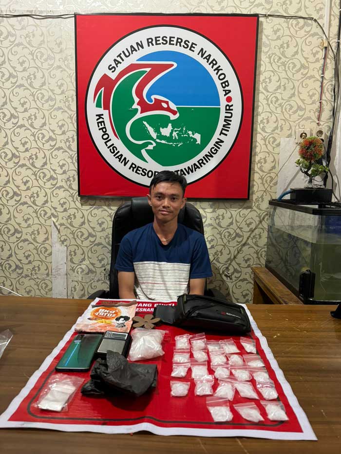 PEMAIN BARU : Pelaku bersama barang bukti sabu diamankan di Mapolres Kotim. ISTIMEWA/RADAR SAMPIT