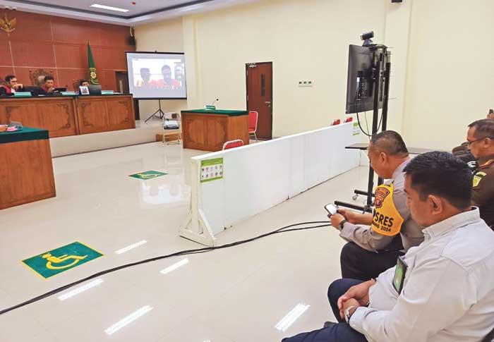 TUNTUT MATI: Tiga pejabat penegak hukum di Lamandau, Kapolres, Kajari, dan Ketua PN, mengikuti jalannya sidang perkara narkotika dengan barang bukti 33 kg lebih di Lamandau, Senin (21/10).&nbsp;