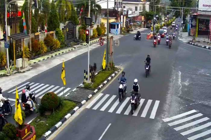 LALU LINTAS: Suasana jalan simpang empat Sutan Syahrir yang menjadi perlintasan kontainer dari arah Jalan Sudirman, Kelurahan Madurejo, Pangkalan Bun, Senin (21/10).