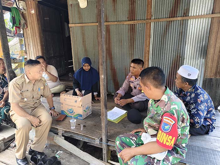 Camat Teluk Sampit Asyari saat menjenguk ke rumah keluarga korban.