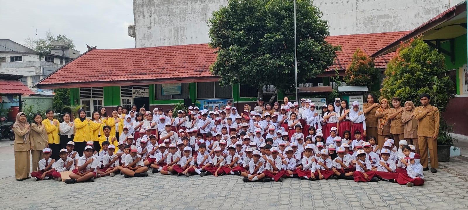 Satuan Pendidikan diharapkan  Dinas Pendidikan Kota Palangka Raya mengajak masyarakat untuk  aktif melaporkan praktik pungutan liar (pungli). Disampaikan ketika mengunjungi salah satu SD.