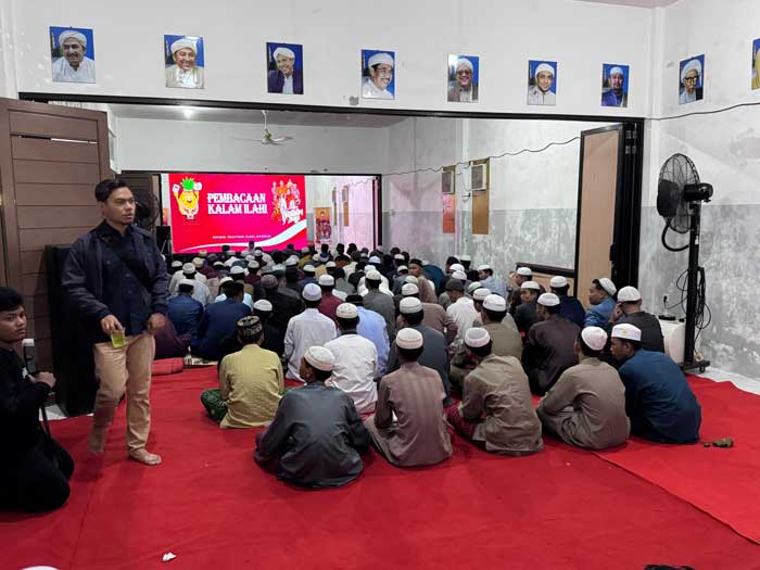 NOBAR: Para santri saat menonton bareng (nobar) film yang diselenggarakan KPU Kotim di Pondok Pesantren Darul Ma