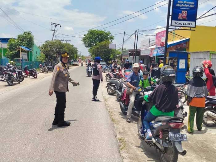 ANTISIPASI: Personel Polres Kotim saat melakukan kegiatan patroli di tempat keramaian, dalam Kota Sampit, belum lama tadi. ISTIMEWA/RADAR SAMPIT