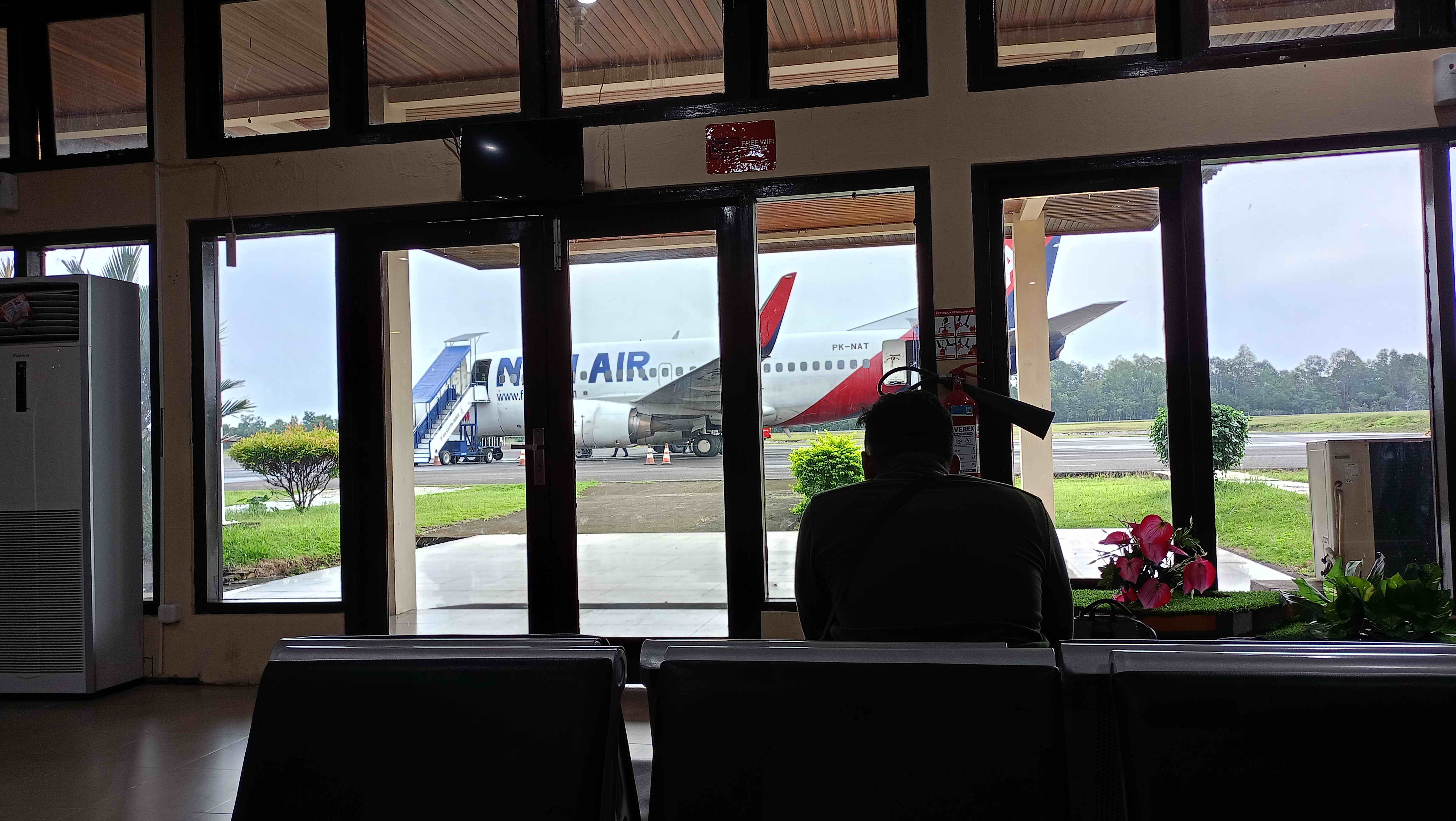 Nam Air rute Pangkalan Bun - Semarang sedang parkir di Bandara Iskandar Pangkalan Bun.