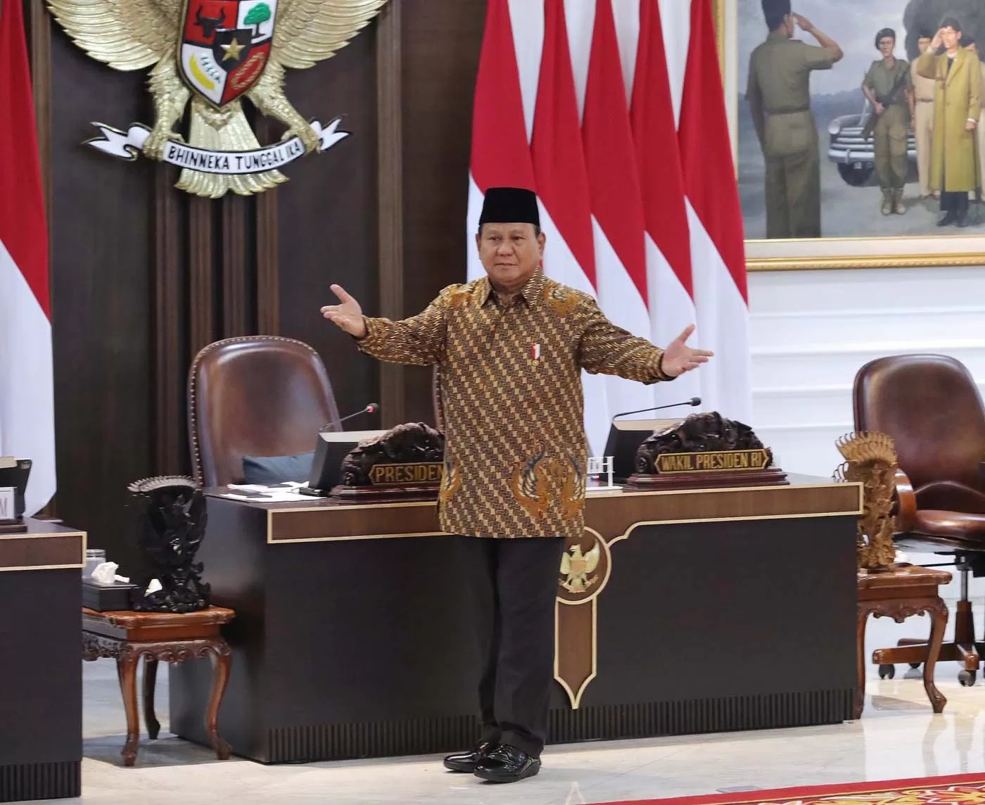 Presiden RI Prabowo Subianto bersama Wapres RI Gibran Rakabumi Raka memberikan arahan pada sidang kabinet paripurna perdana Kabinet Merah Putih di Istana Kepresidenan Jakarta, Rabu (23/10/2024).
