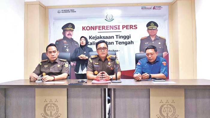 PENJELASAN: Aspidsus Kejati Kalteng Wahyudi Eko Husodo didampingi Asisten Intelijen Kejati Kalteng Eddy Sumarman dan Kasitud I Wayan Suryawan mengumumkan tiga tersangka korupsi di Bawaslu Seruyan
