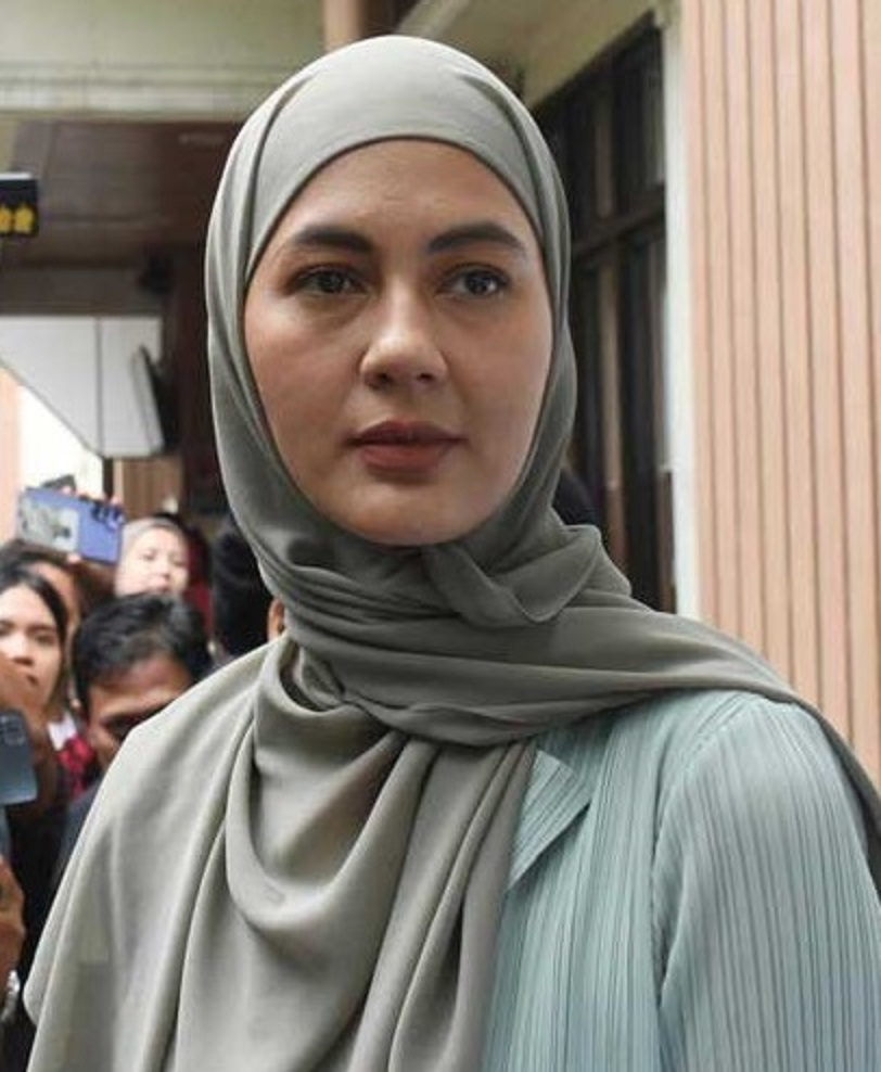 Paula Verhoeven di tengah proses perceraian, baru-baru tadi.