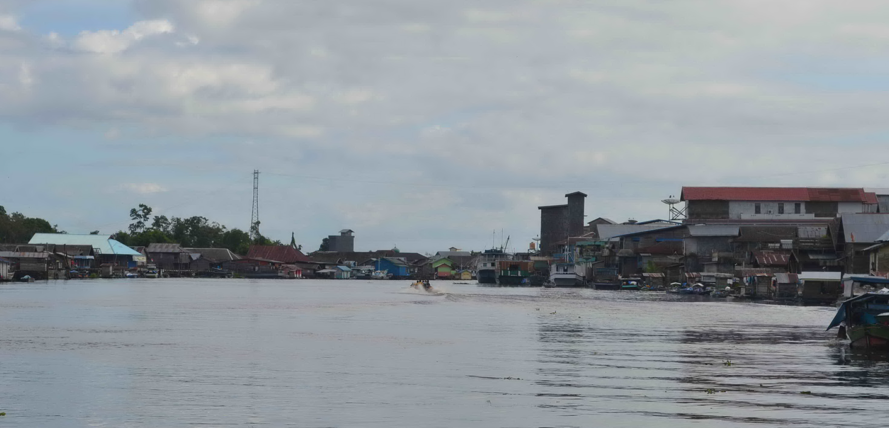 LENGANG: Sungai Jelai merupakan pembatas Kalteng dan Kalbar ini menjadi sumber air bersih bagi masyarakat kedua wilayah.
