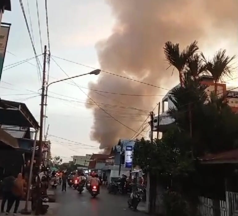 Kepulan asap tebal terlihat dari kejauhan, hal ini menyebabkan warga berbondong-bondong menuju lokasi untuk melihat.