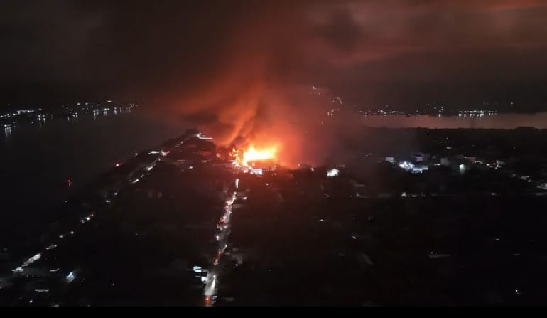 Pemantauan kebakaran pasar Kuala Kapuas dan Hotel Danau Mare lewat udara menggunakan drone. (Istmewa)