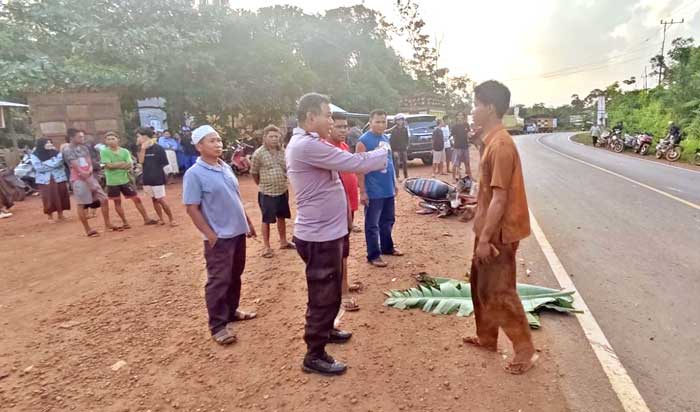 TEWASKAN PEMOTOR: Dua korban tewas dalam kecelakaan maut di Jalan Tjilik Riwut, Kecamatan Cempaga, Kotim, Kamis (24/10) lalu. (Istimewa)