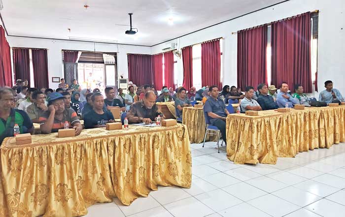 MEDIASI TERPISAH: Pertemuan pihak koperasi terkait sengketa lahan di Lamandau yang dilakukan terpisah antardua kubu yang bersengketa, Jumat (25/10/2024). (RIA/RADAR SAMPIT)