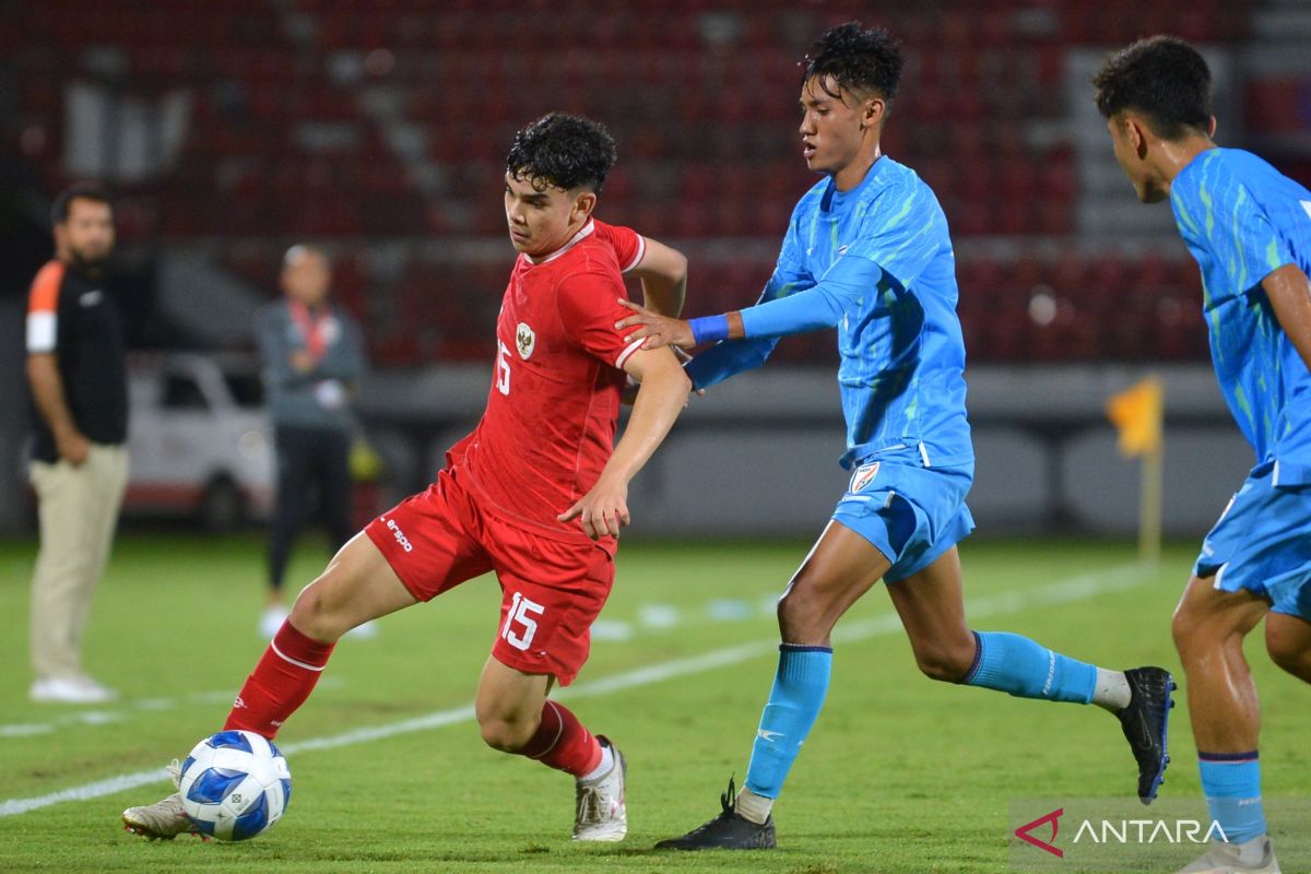 Pemain timnas U 17 Indonesia Mathew Baker saat berhadapan dengan pemain timnas U 17 Mariana Utara, baru-baru tadi.
