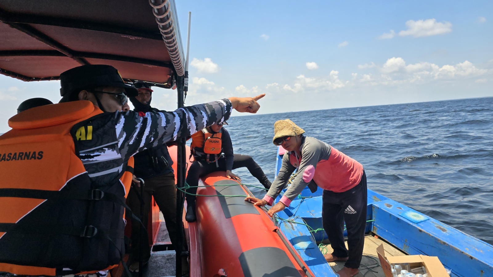 PENCARIAN: Tim dari TNI AL ikut melakukan pencarian di lokasi hilangnya pemancing di perairan Ujung Pandaran, Kecamatan Teluk Sampit, Kotim, Kalteng, Minggu (27/10/2024)