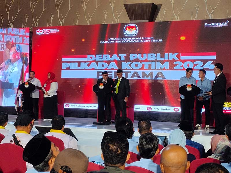 DEBAT: Debat publik pertama Pilkada Kotim 2024, Sabtu (26/10). (YUNI/RADAR SAMPIT)