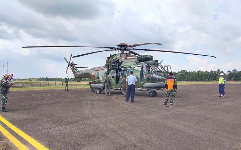 Dua helikopter TNI dalam misi kemanusiaan mendarat di  Base Ops Lanud Iskandar Pangkalan Bun pada Senin (28/10) sekitar pukul 14.00 WIB.