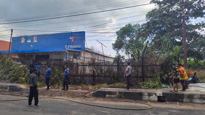 KARHAN: Kebakaran lahan kosong dekat SPBU di Jalan MT Haryono, Sampit membuat warga panik, Senin (28/10/2024) siang. FAHRY/RADAR SAMPIT
