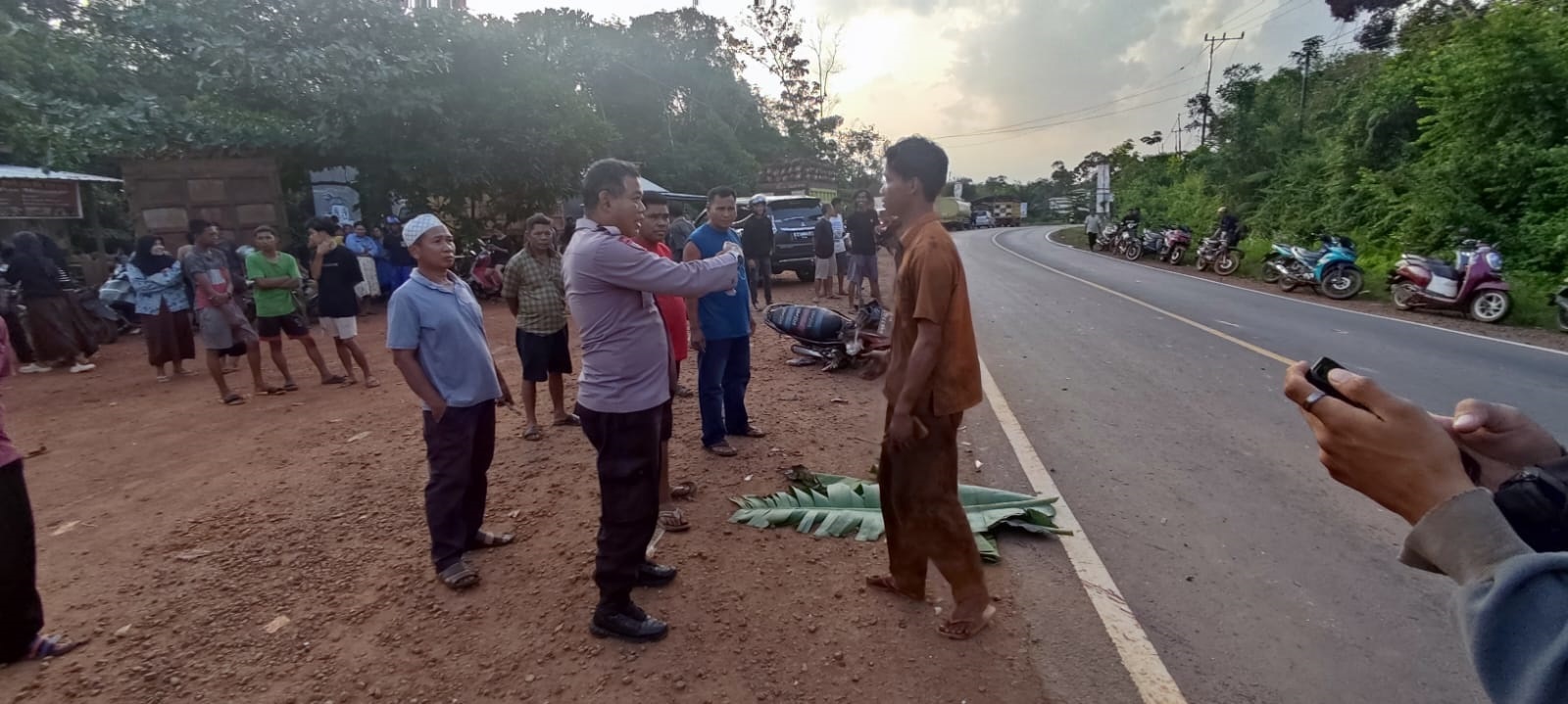 LAKA MAUT : Dua korban saat dievakuasi petugas setelah terlibat tabrakan di Desa Rubung Buyung, Kecamatan Cempaga, Kotim, Kamis (24/10/2024) lalu. ISTIMEWA/RADAR SAMPIT