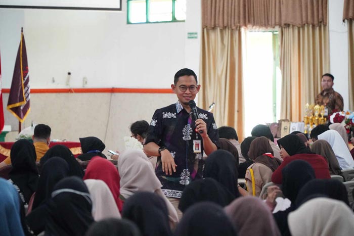 PAPARAN:&nbsp;Kepala OJK Provinsi Kalteng, Primandanu Febriyan Aziz&nbsp;saat paparan Seminar Nasional Gebyar Investasi Syariah 2024 di Aula Utama IAIN Palangka Raya.