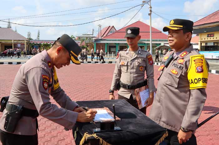 KOMITMEN: Wakapolres Seruyan, Kompol Hendry saat menandatangani pakta integritas menjaga netralitas Polri di Pilkada Kalteng 2024, Senin (28/10/2024) pagi. M. RIFANI DEWANTARA/RADAR SAMPIT