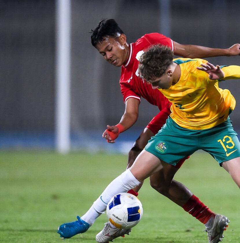 IMBANG: Perebutan bola antara pemain timnas U-17 Indonesia dengan pemain timnas U-17 Australia, dalam kualifikasi Piala Asia U-17/2025, baru-baru tadi.