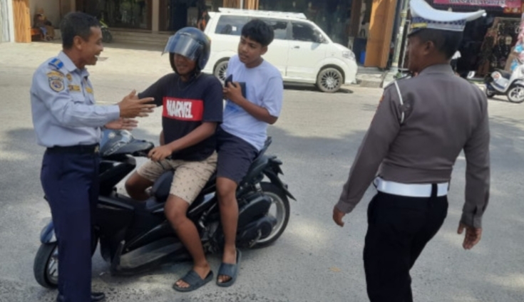 Satlantas dan Dishub Kotawaringin Barat sosialisasi perubahan arus lalu lintas di turunan Istana Kuning Pangkalan Bun.