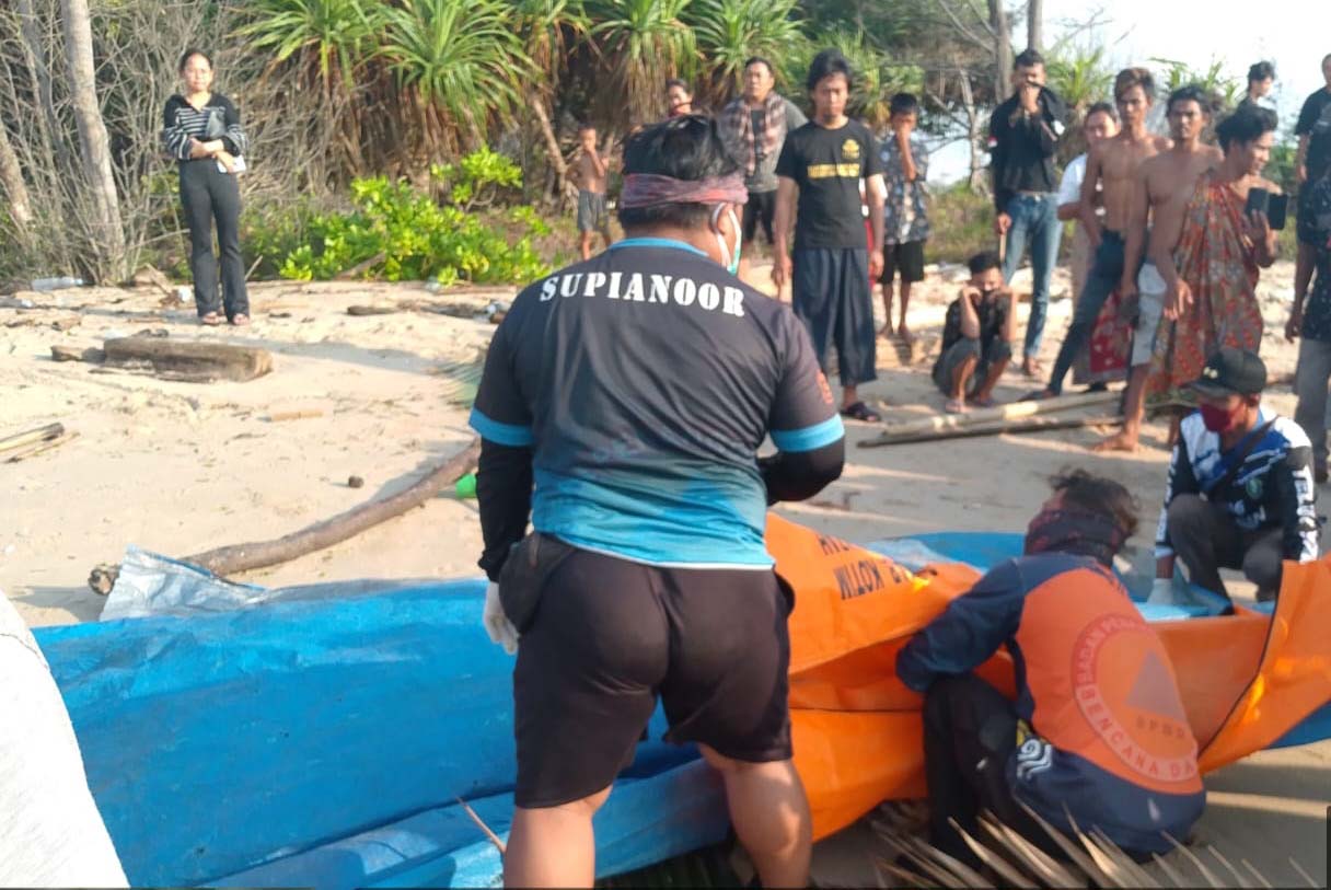 Proses evakuasi jenazah Rizky di Pantai Kalap, pemancing asal Jakarta yang tenggelam di Ujung Pandaran.