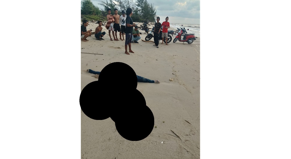 MENINGGAL: Jenazahyang diduga Rizky, pemancing asal Jakarta yang tenggelam di perairan Ujung Pandaran, Sabtu (26/10/2024) ditemukan terdampar di Pantai Kalap, Kecamatan Teluk Sampit, Kotim, Kalteng