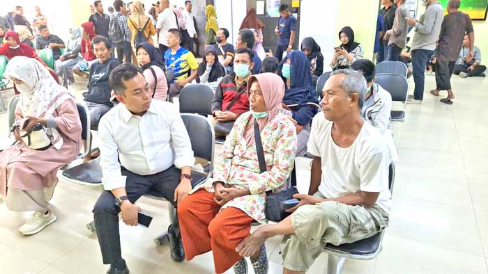SIDAK: Ketua DPRD Kotim Rimbun saat berbincang dengan warga yang tengah menunggu giliran dilayani di RSUD dr Murjani Sampit, Senin (28/10). (RADO/RADAR SAMPIT)  &nbsp;